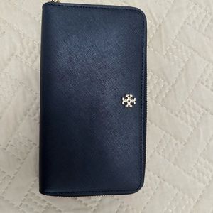 Black wallet 7 1/2 in x 4 1/2in